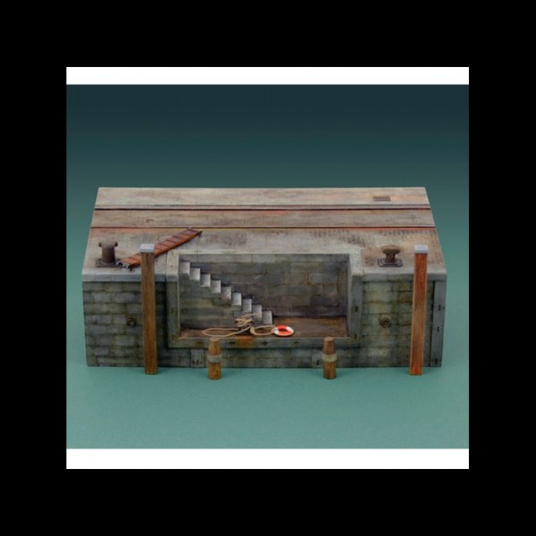 DIORAMA DOCK WITH STAIRS 1:35