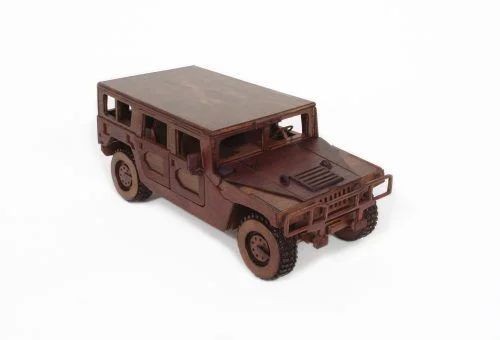 Todoterreno 4x4 con techo en kit de madera