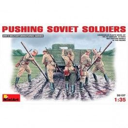 Figuras Pushing Soviet Soldiers, escala 1/35